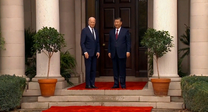 Даже издали Байден выглядит очень больным и беспомощным (фото с сайта tvzvezda.ru)