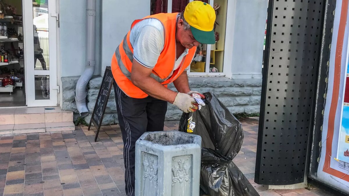     Многим в школьные годы приходилось слышать от педагогов: будешь плохо учиться — пойдешь работать дворником! С годами выяснилось, что не все так однозначно. На сегодняшний день дворник — самая востребованная профессия на рынке труда в Удмуртии. Ее представители никогда не останутся без куска хлеба.