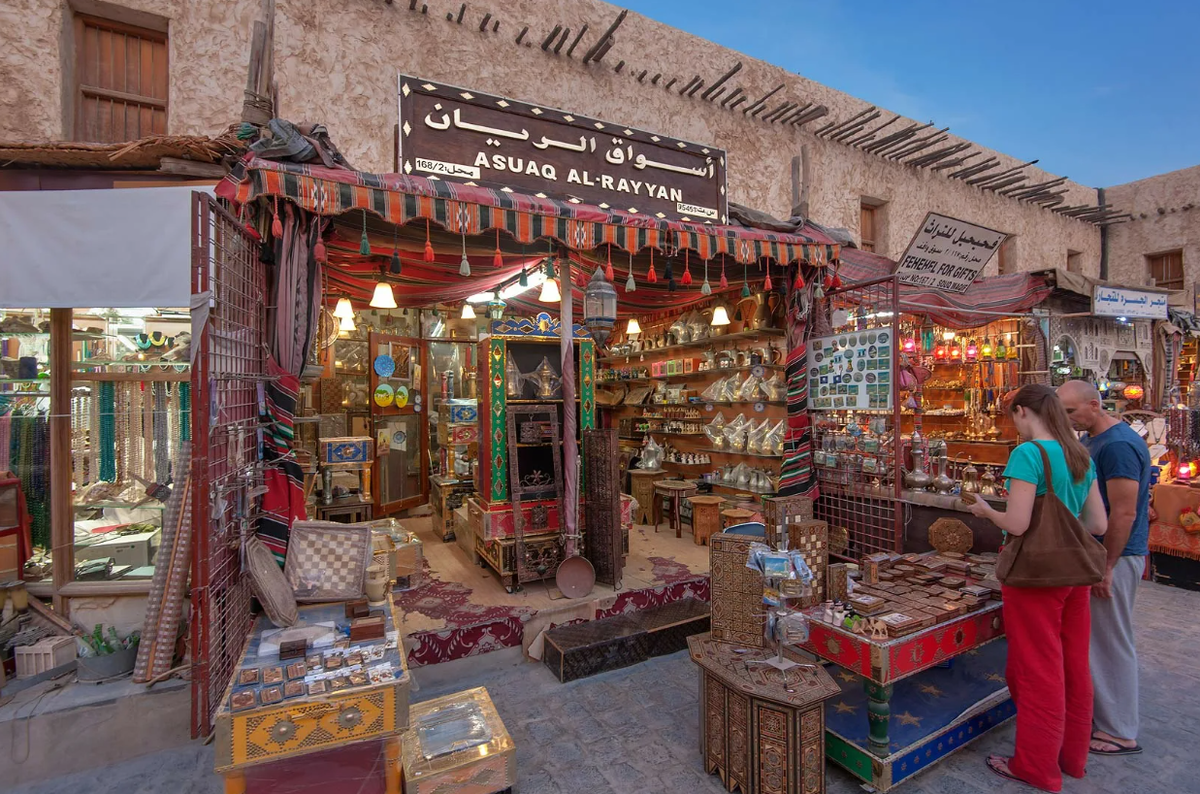 Tourism market. Рынок сук-Вакиф Доха. Сук Вакиф Катар. Souq Waqif Катар. Старый рынок Шарм-Эль-Шейх.