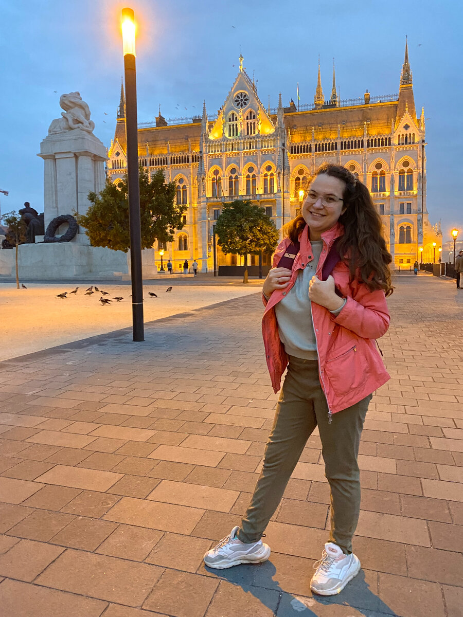 самое красивое место в Будапеште - Парламент. А мне довелось поработать внутри однажды! Я даже пила апельсиновый сок на балконе и любовалась Дунаем. Сама себе завидую :) 