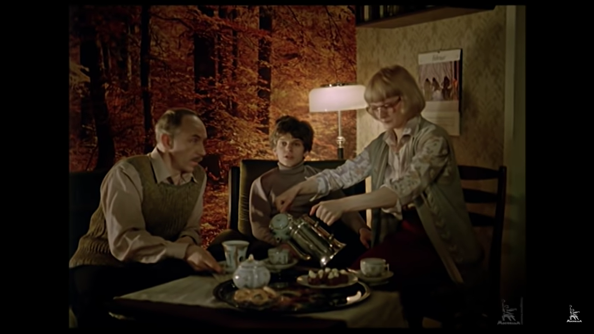 Семейство Чутко. Кадр из фильма "Плюмбум, или Опасная игра" (1986), источник https://www.youtube.com/watch?v=342_1nqVcDQ&t=581s