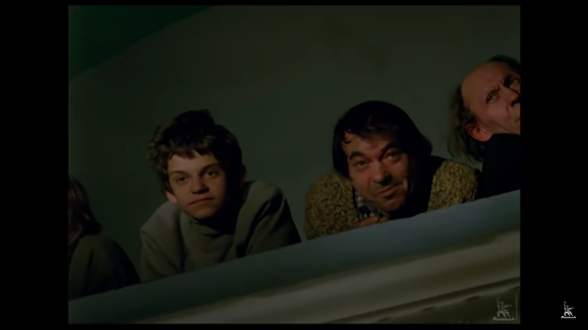 Руслан слушает музыку. Кадр из фильма "Плюмбум, или Опасная игра" (1986), источник https://www.youtube.com/watch?v=342_1nqVcDQ&t=581s