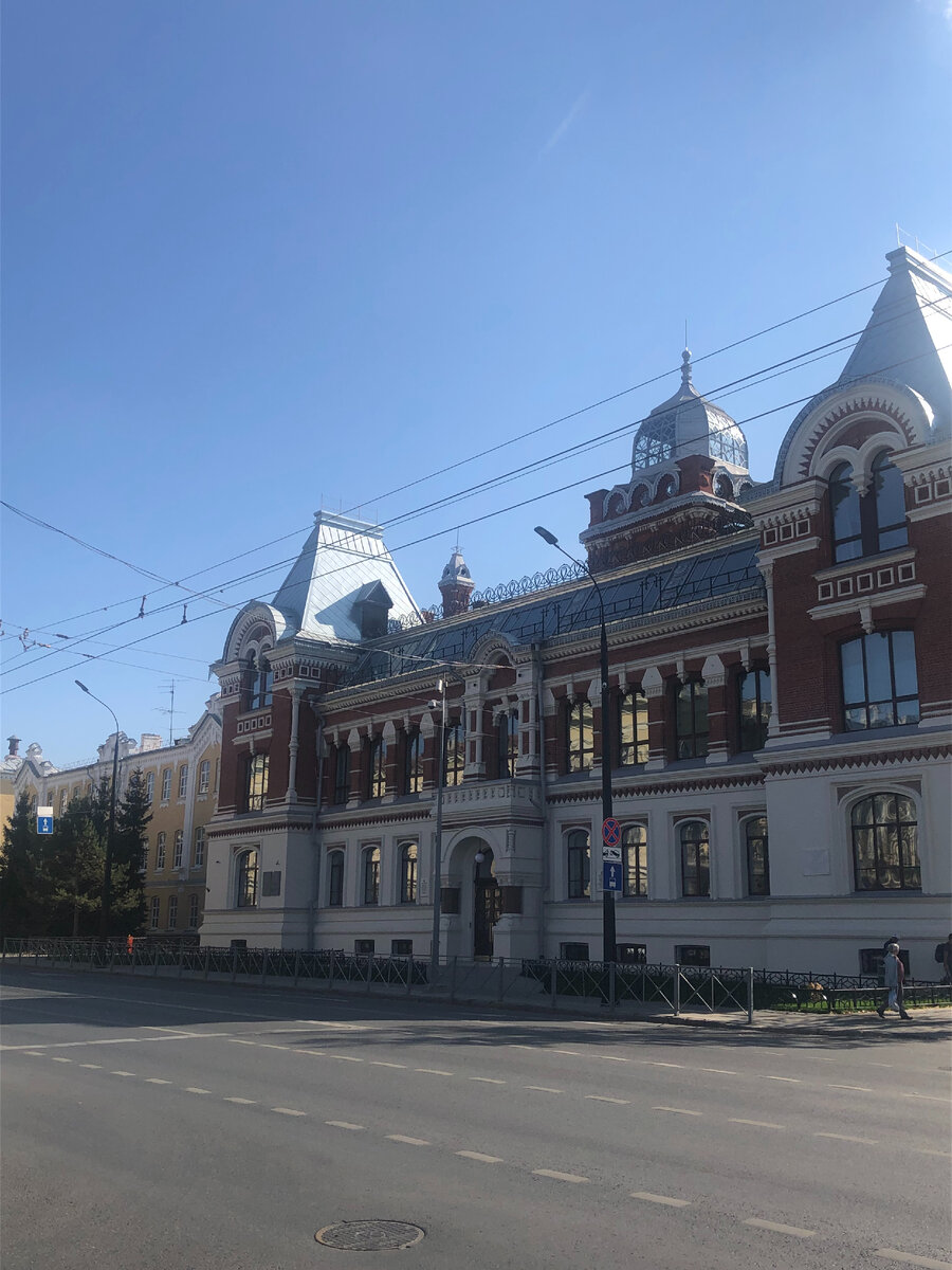 Главный трёхчастный фасад с двумя боковыми ризалитами  имеет симметричную композицию. Парадный вход размещён в центральной части объёма в виде выступающего портика, с высоким пьедесталом и антаблементом 