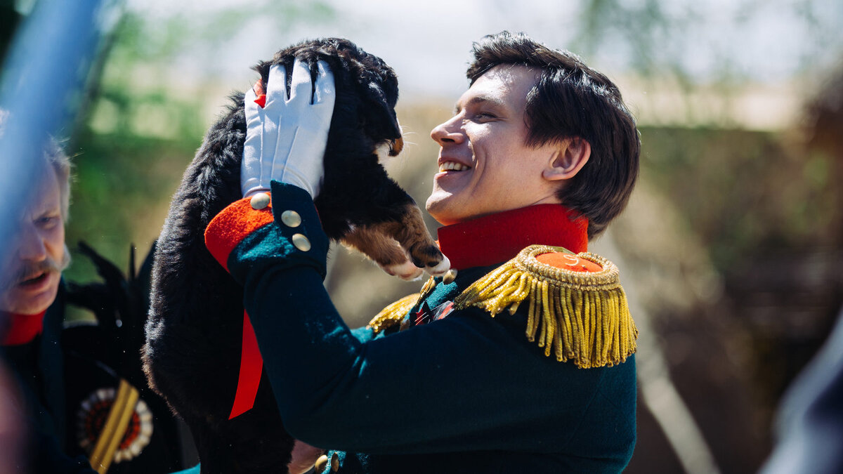 Как показать, что герой положительный? Показать, что он любит животных. Приём старый, но действенный. Источник: kino-teatr.ru