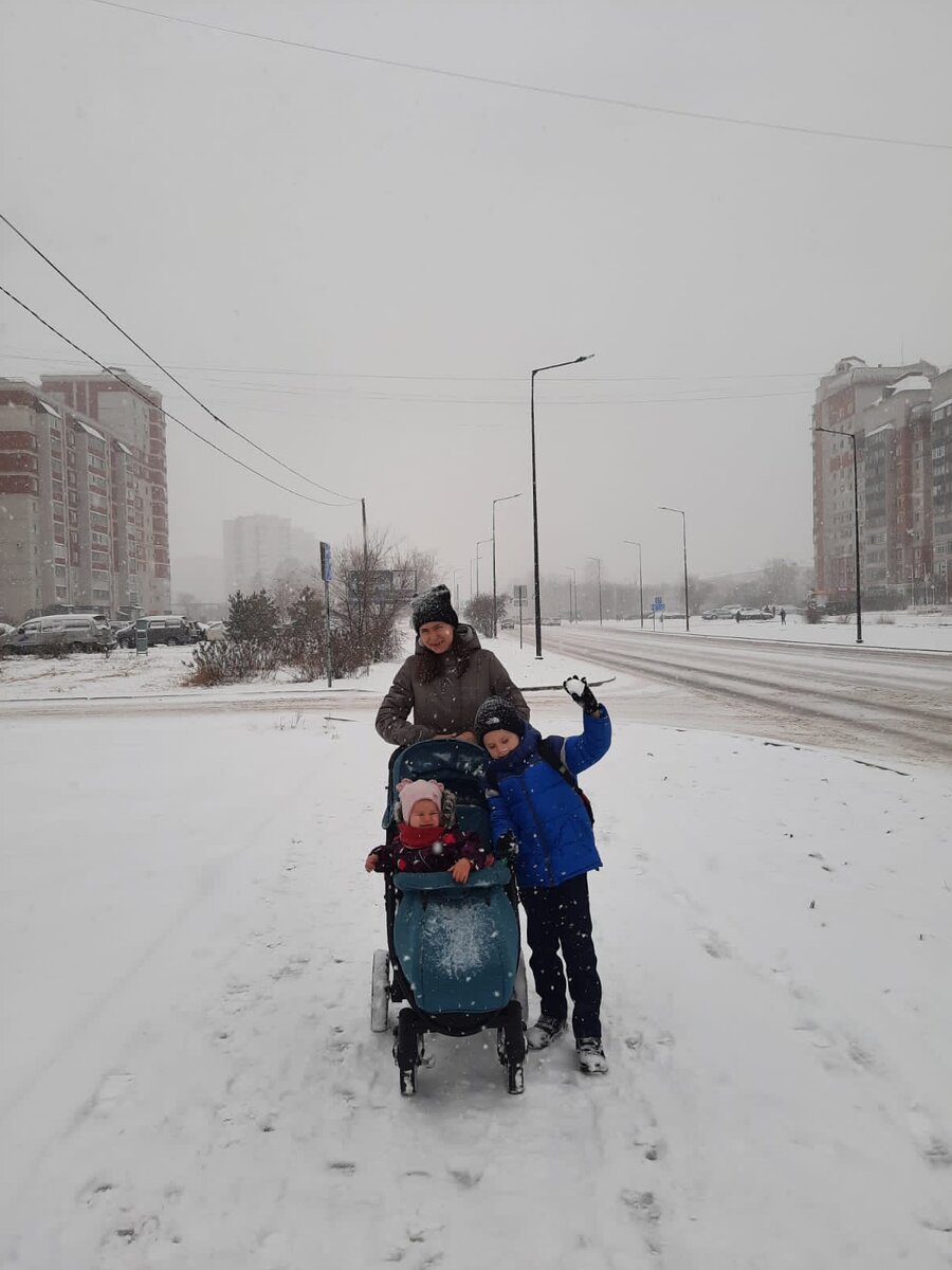 Фото из архива автора. Ноябрь 2022го г. Благовещенск. Я со своими детишками 😁 доча и племянник🤗