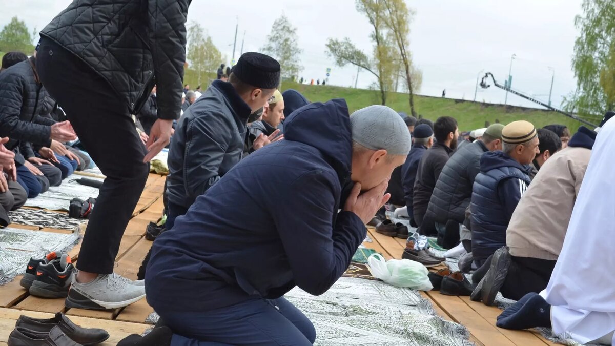     Глава Духовного управления мусульман (ДУМ) Татарстана Камиль Самигуллин призвал создать молельные комнаты в государственных учреждениях. Он считает, что подобные места должны быть по всей стране.