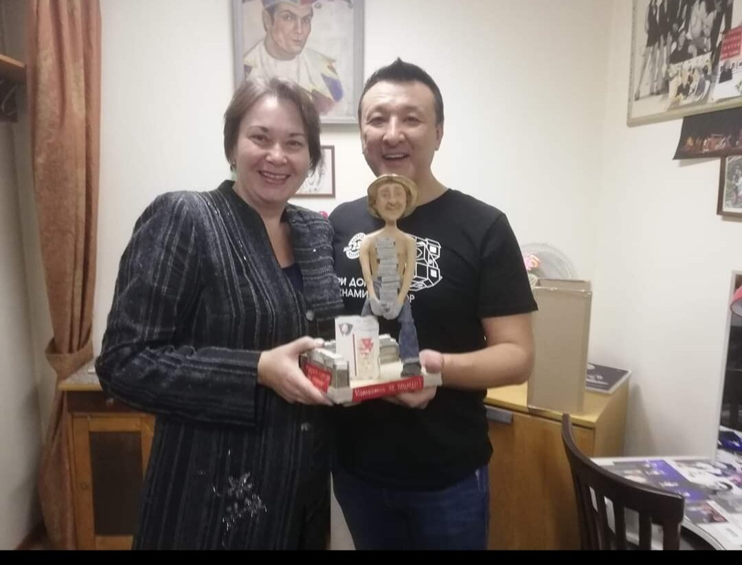 Перед премьерой мюзикла "Три дома с окнами в сад", Алматы, Казахстан.