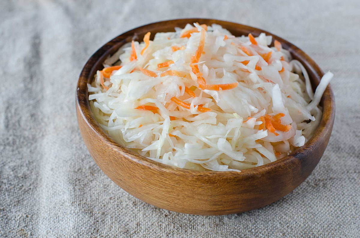 Квашеная капуста на 100 грамм. Sauerkraut – квашеная капуста.. Кислая капуста зауэркраут (Sauerkraut). Капуста квашеная шинкованная с морковью. Капуста сладкая квашеная шинкованная.