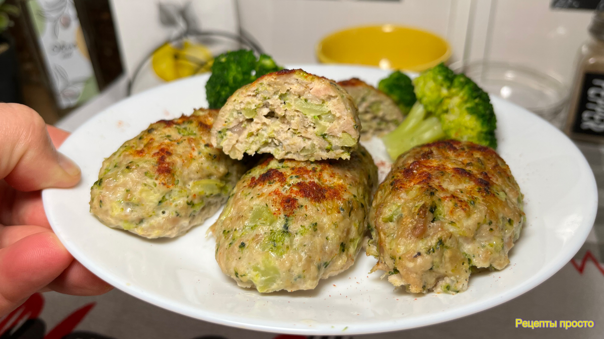 Приготовила вкусные котлеты куриные с брокколи в духовке.