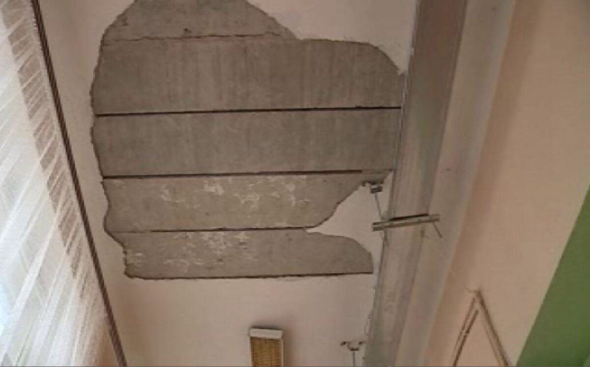    В школе №5 Курска обрушилась штукатурка