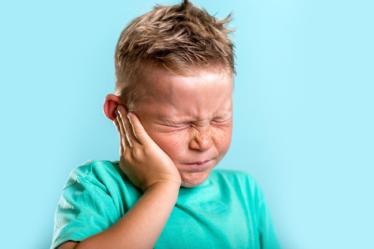 Уши – один из самых восприимчивых к инфекции и переохлаждению детских органов. Терпеть ушную боль очень сложно даже взрослому, поэтому никогда не игнорируйте жалобы ребенка.
