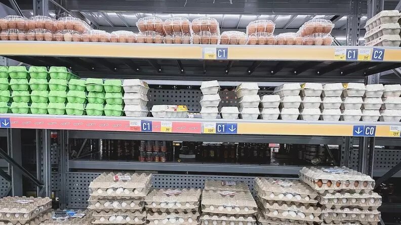     Жители Тюмени жалуются на подорожание яиц. В некоторых магазинах этот продукт сейчас продают от 84 руб. за десяток категории С1, от 93 руб. — за С2, на яйца С0 цены начинаются от 99 руб.