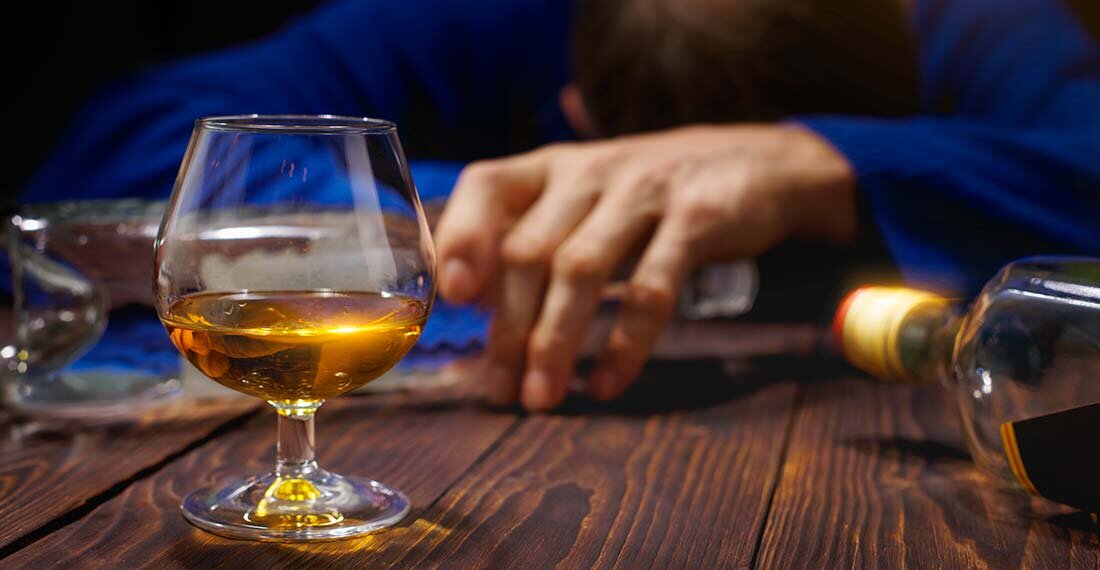 Алкоголь при его неразумном употреблении приносит немало сложностей как человеку, который пьет, так и его окружению.