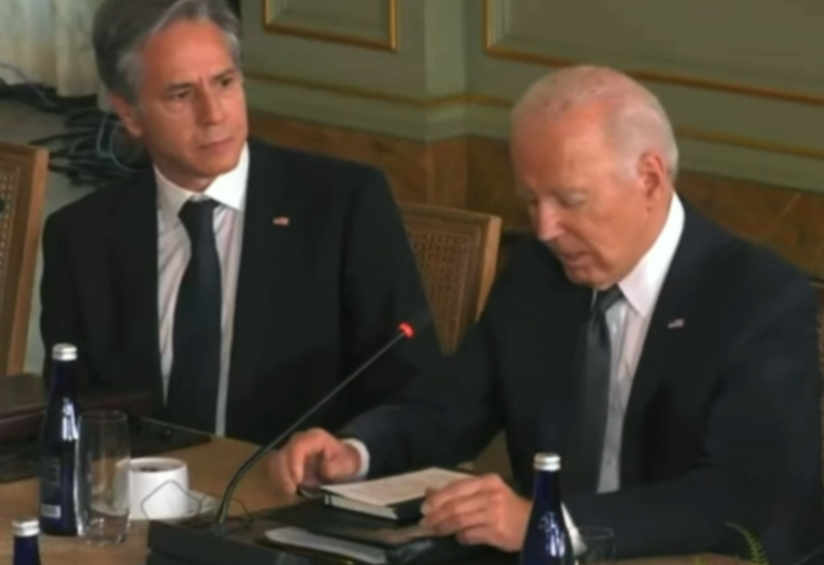 Смотрю в тебя, как в зеркало. До головокружения. Кстати ещё одна история про Байдена и Си ("Как Си Байдено свой Хонси показывал") доступна в разделе ролики! Оцените!