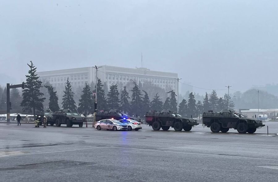    Полиция и военная техника на улице в Алма-Ате во время протестов © РИА Новости