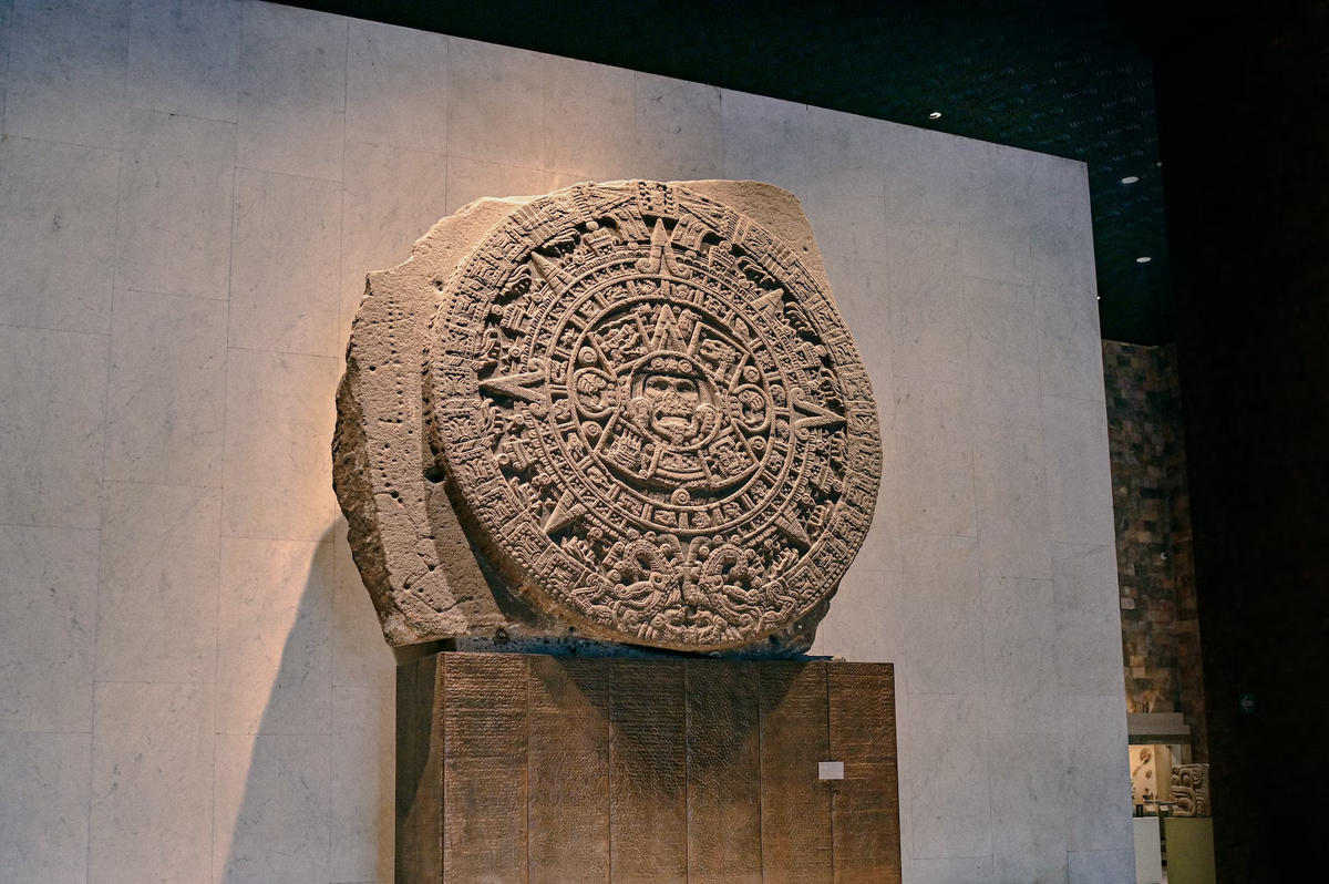 В музее собраны тысячи вещей времён Мезоамерики, а самый главный экспонат — Камень Солнца, древний календарь, на котором показана вся ацтекская космология