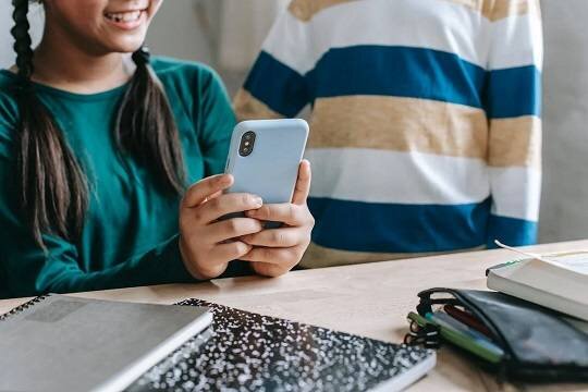    Дума приняла в первом чтении проект об ограничении использования смартфонов на уроках