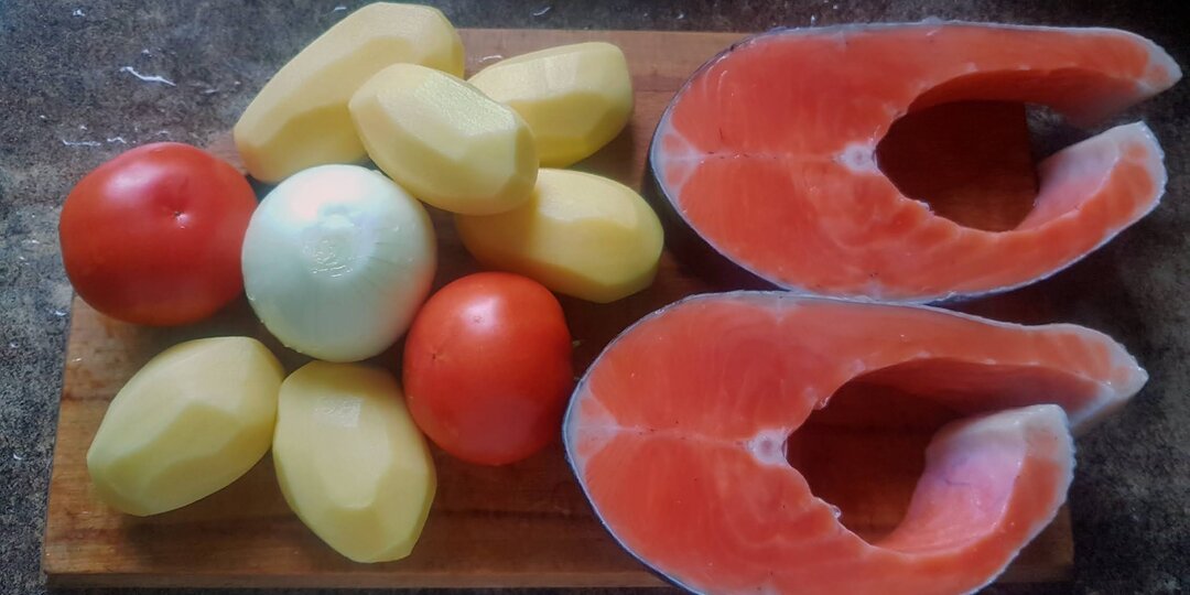 Кижуч, запеченный в горшочке с картошкой
