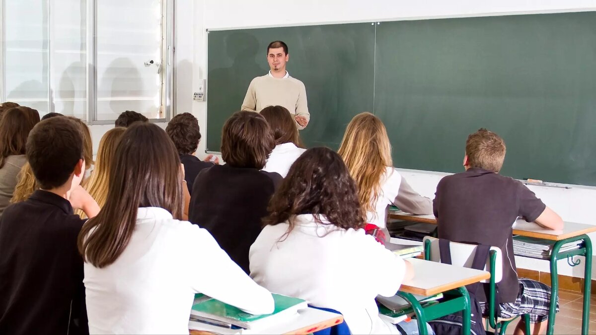     В российских школах появятся комиссии по защите авторитета учителя. Такое решение принял министр просвещения Сергей Кравцов. По его словам, это поможет решить проблемы педагогов с зарплатой, а также давлением со стороны учеников и родителей. Что за новая структура появится в российских школах?