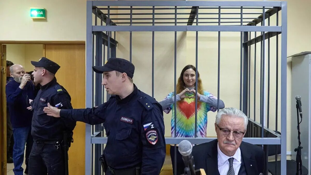     Художницу Сашу Скочиленко приговорили к 7 годам колонии за антивоенные ценники в магазинах. Защита просила условный срок или штраф из-за состояния здоровья. Сегодня со слов подсудимой стало также известно, что первый следователь СК по делу Скочиленко уволился, не завершив расследование.