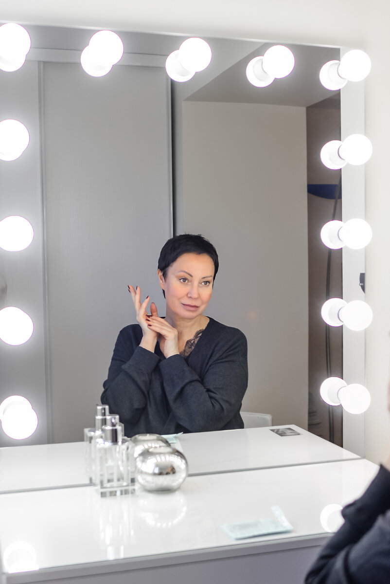 «Единственная красота, которую я знаю, - это здоровье»
Генрих Гейне 

Он, конечно, великий, этот немецкий поэт... но не могу полностью согласиться, всё-таки в мире очень много разной красоты! 

А про взаимозависимость красоты и здоровья он прав. Безусловно. 

Ведь в женской красоте что главное? 
Здоровая кожа, здоровые волосы, здоровая самооценка...

Иногда, в бытность мою визажистом, ко мне приходили дамы, не самой канонической красоты, но с такой красивой, ухоженной, здоровой кожей, независимо от возраста кстати, что хотелось сказать: «так! давай! иди отсюда! и так красивая!» 

Я конечно к незнакомым людям на «ты» не обращаюсь, и так грубо не скажу, но... восхищение здоровой кожей настолько сильно... что даже жаль на неё макияж наносить! ну, вы поняли 🤍

Так что забота о здоровье кожи - наша с вами, дорогие мои бьютинисты первостатейная обязанность!

А что для вас значит - здоровая красивая кожа? Так ли всё это важно, если есть плотные устойчивые тональные средства, которые могут всё замазать-перекрыть?
