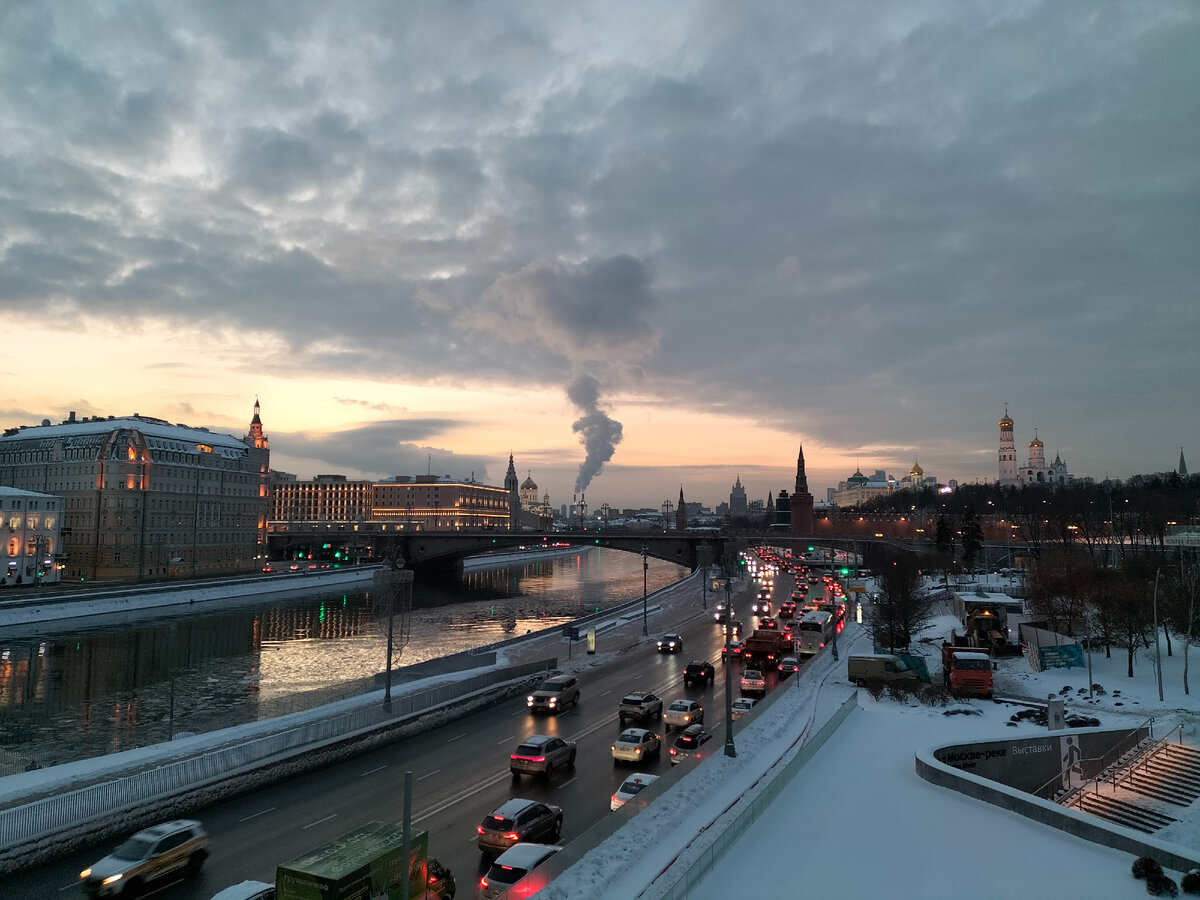 Москва, вид из парка Зарядье. Гуляла с подружкой после танцев