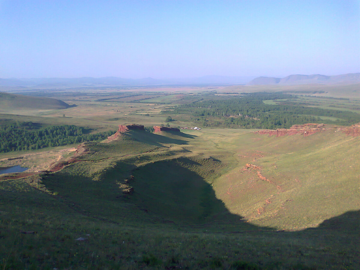 Долина реки Белый Июс. Вид с Сундука шамана. 2012 г. Фото автора.