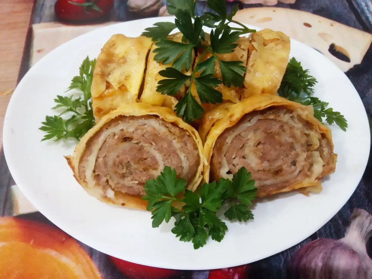 Запеченный рулет из лаваша с мясом и грибами