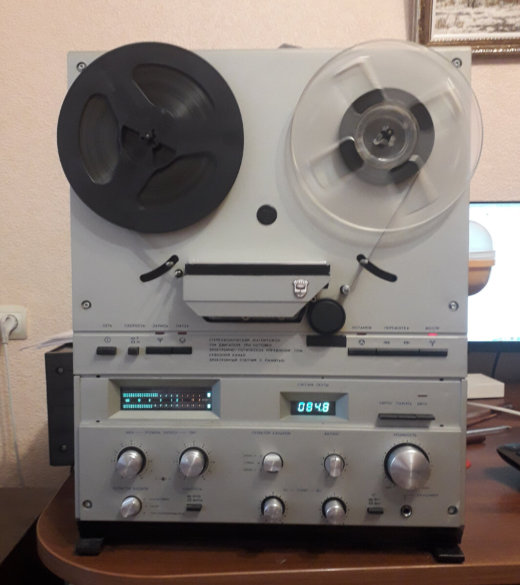 Рис. 1. Катушечный магнитофон Санда 012 Стерео (на фото тоже лента Свема, только 550 метров)