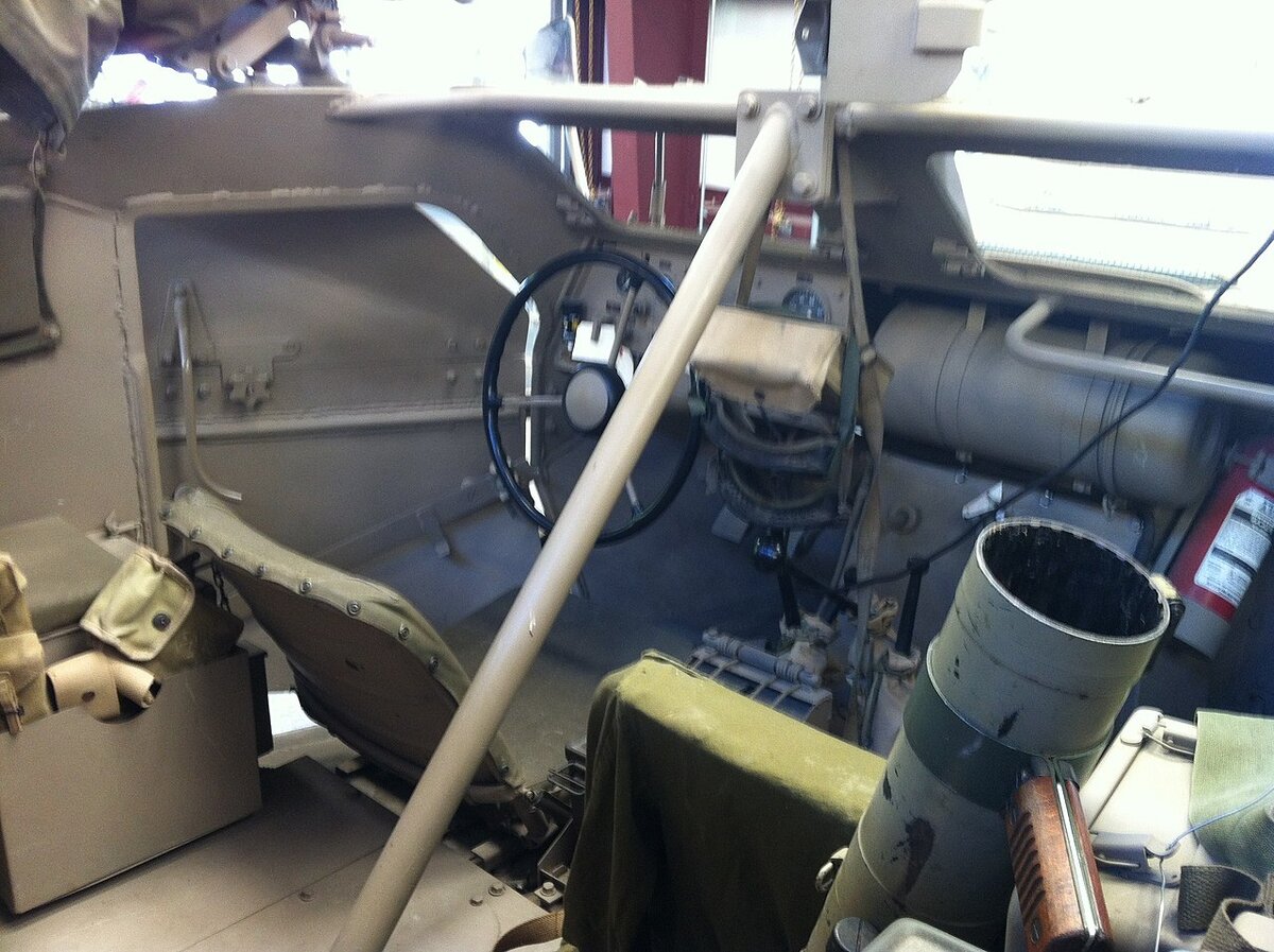 Места водителя и командира 