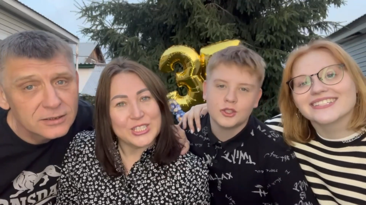 Кадр из видео с песней-переделкой «Зацепила» (Артур Пирожков) на юбилей женщине