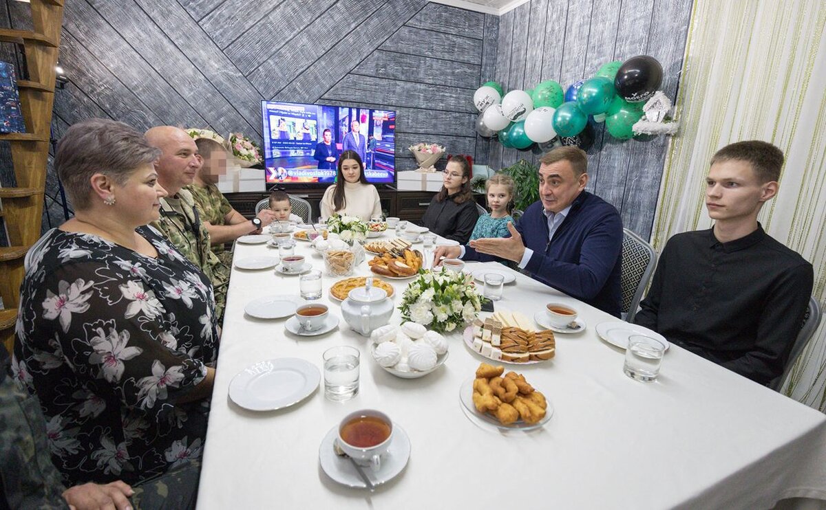 Алексей Дюмин встретился с тульской семьёй, где отец и два сына участвуют в  СВО | Myslo.ru | Дзен