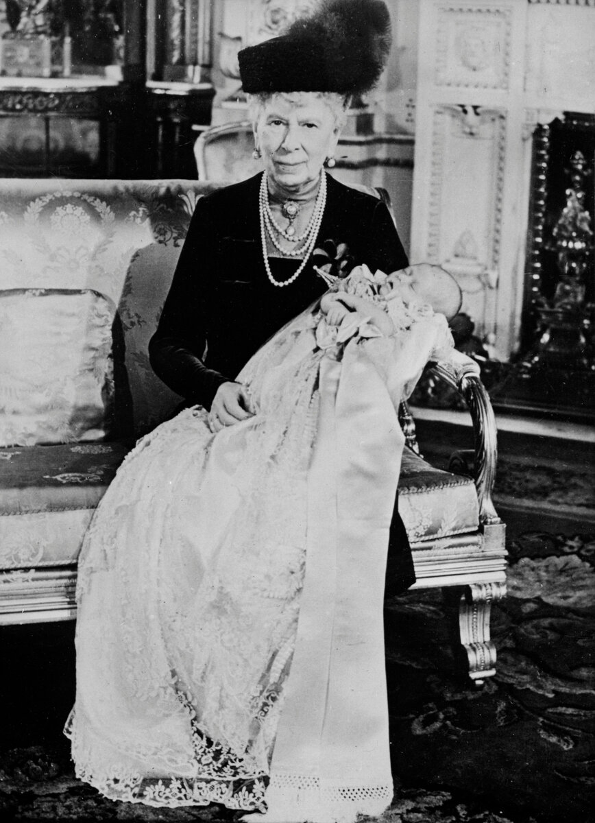 Королева Мария с правнуком, будущим королем Карлом Третьим.