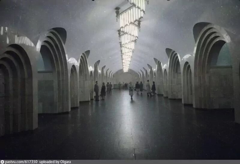 Станция "Добрынинская" в 1950-1958 годах. Светильники сначала были совсем другие. Их фотографии вы можете увидеть в самой статье. Фото И. Шагина, с сайта www.pastvu.com.