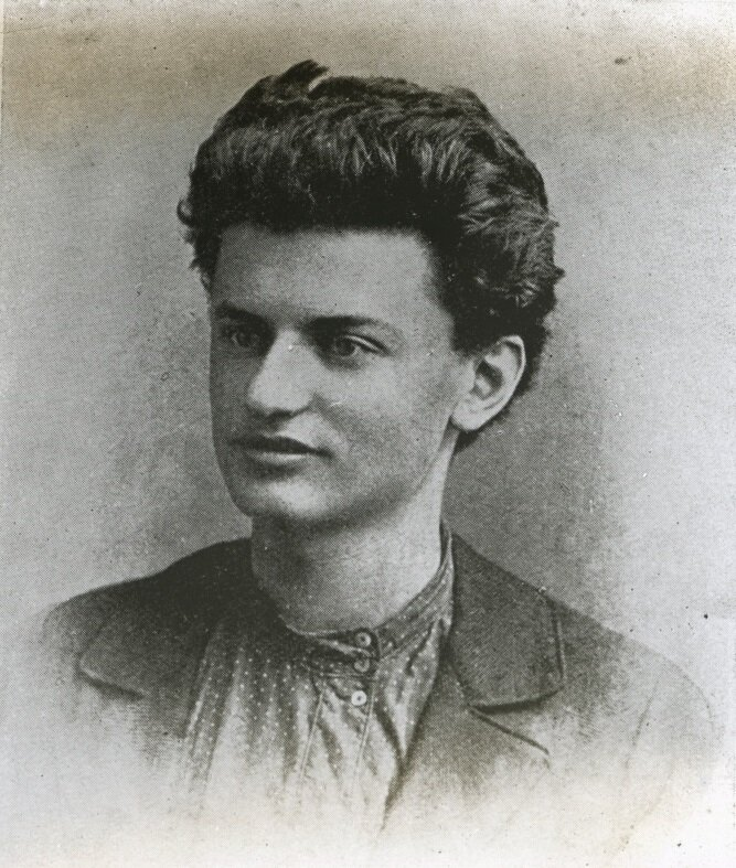 Необычно видеть молодого Троцкого без очков. Но да, таким он был. И никаких вьющихся волос, кстати говоря!