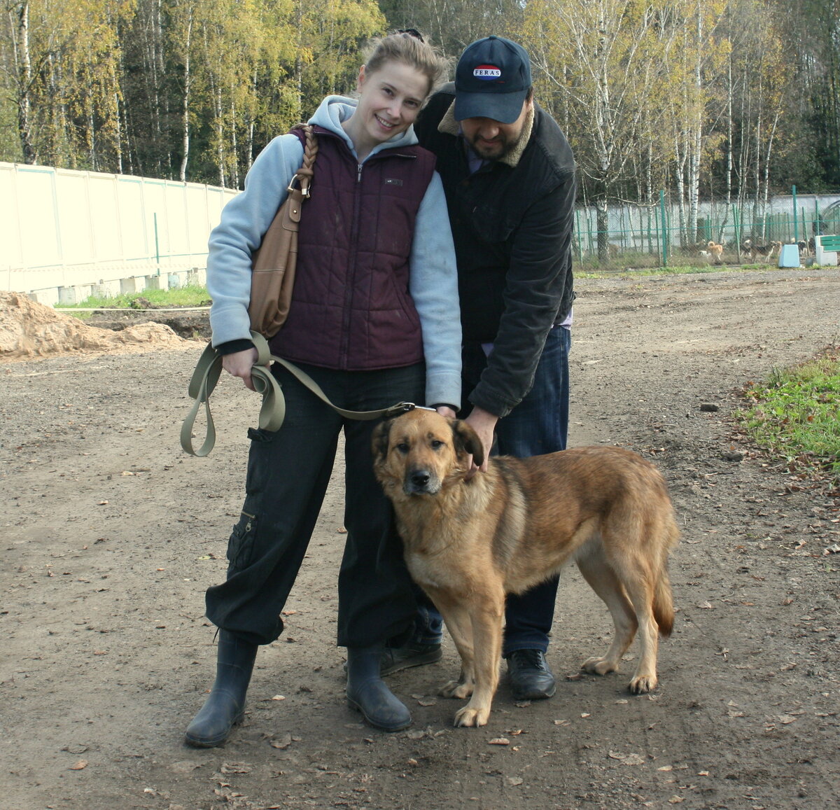 Волонтер Юля с мужем. Они забрали из приюта двух собак. Это Дакота, одна из счастливиц.