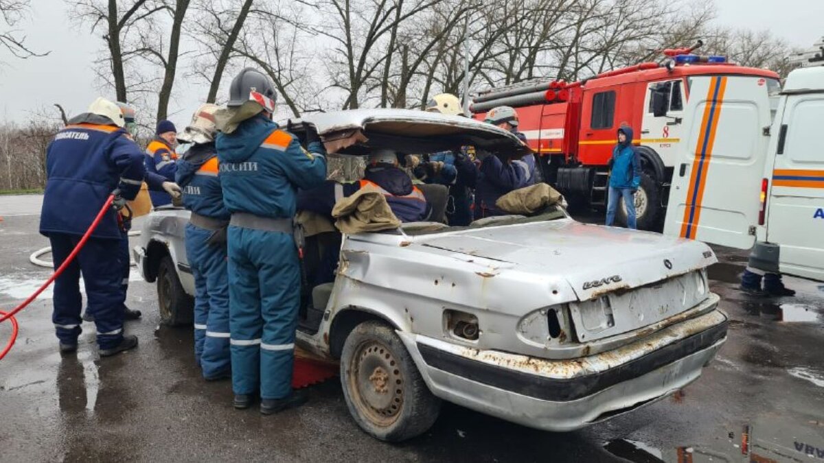 В Курской области прошла тренировка МЧС по ликвидации ЧС при ДТП | Вести- Курск | Дзен