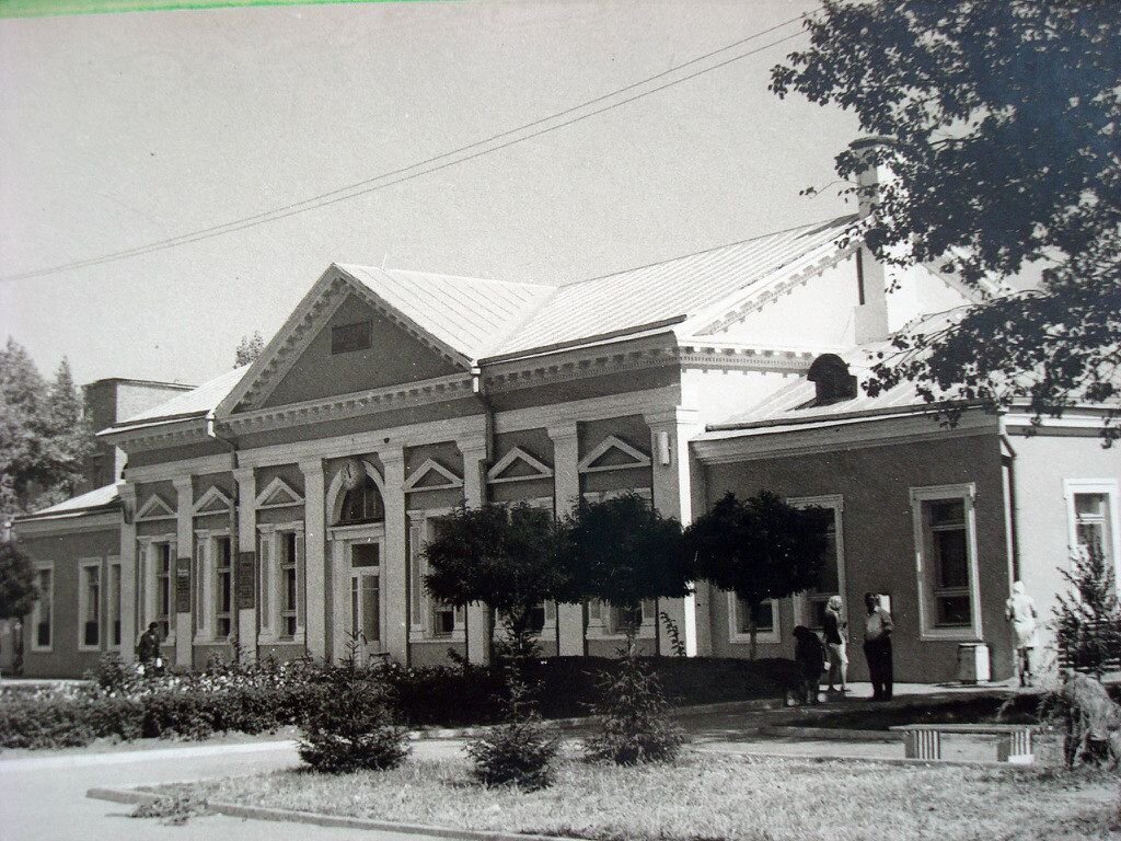 Фото из архива школы №1 посёлка. Здание железнодорожного вокзала, фото из 80-х 