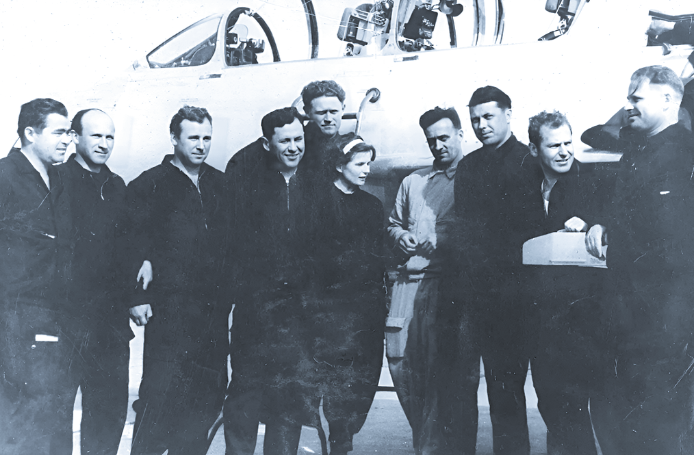 Комполка В. С. Серёгин (второй слева) с лётчиками-испытателями и космонавтами А. Г. Николаевым, П. Р. Поповичем, В. В. Терешковой, Г. С. Титовым. 