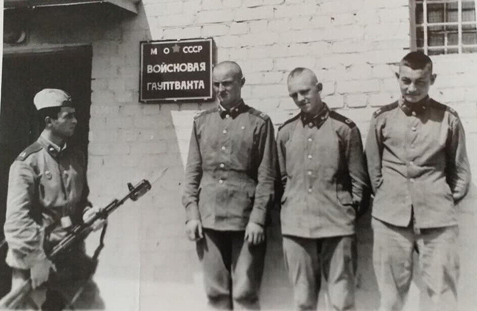поставили к стенке...