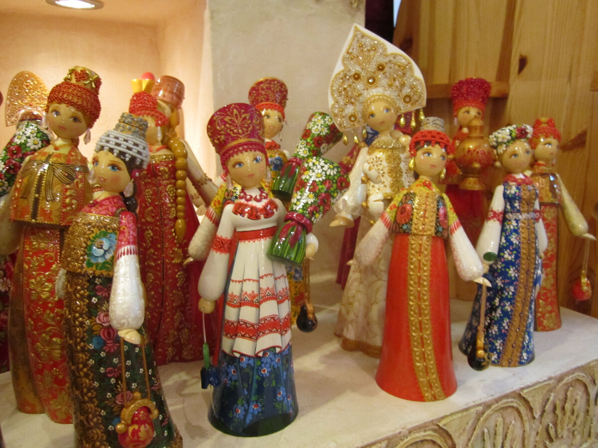 Можно было выбрать куклу в красивом национальном костюме (фото автора)