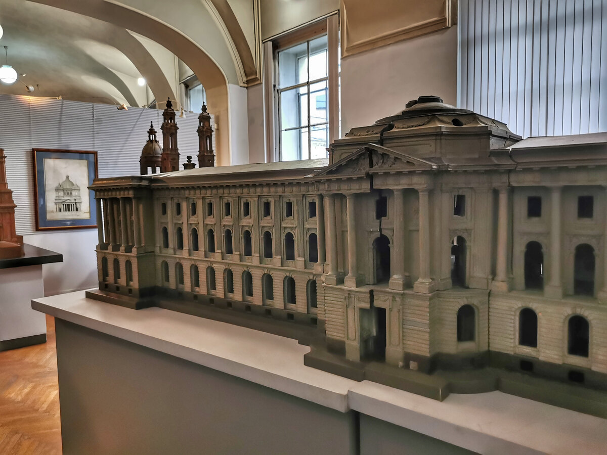 Макет здания Российской академии художеств. Был выбор между двумя вариантами фасадов, поэтому на макете две версии, а на построенном здании - выбранный в итоге.