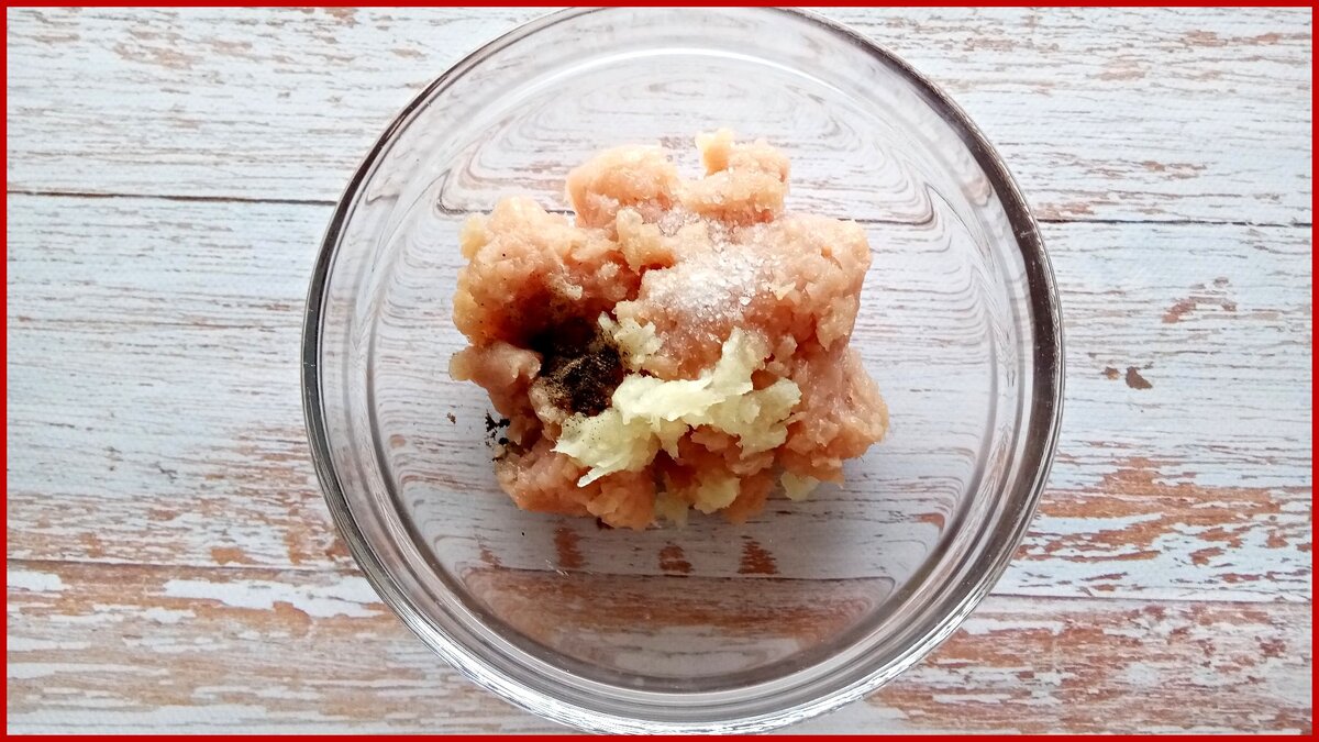 Лука добавляю 20% от веса фарша. Фарш получается сочный, и вкус мяса лук не забивает.