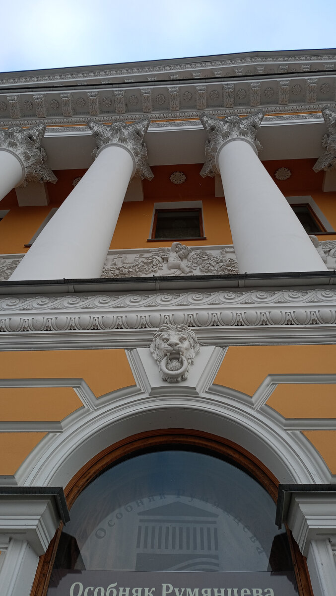 Ныне это отдел (филиал)  Государственного музея истории Петербурга.  Я бы сказала, что это Дом  - сокровищница.