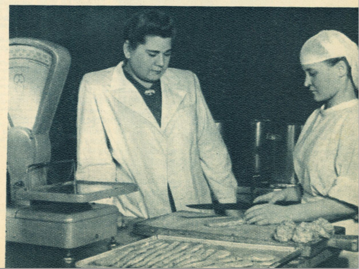 На фотографии слева директор той самой столовой №346, М.В. Огурцова проверяет качество полуфабрикатов