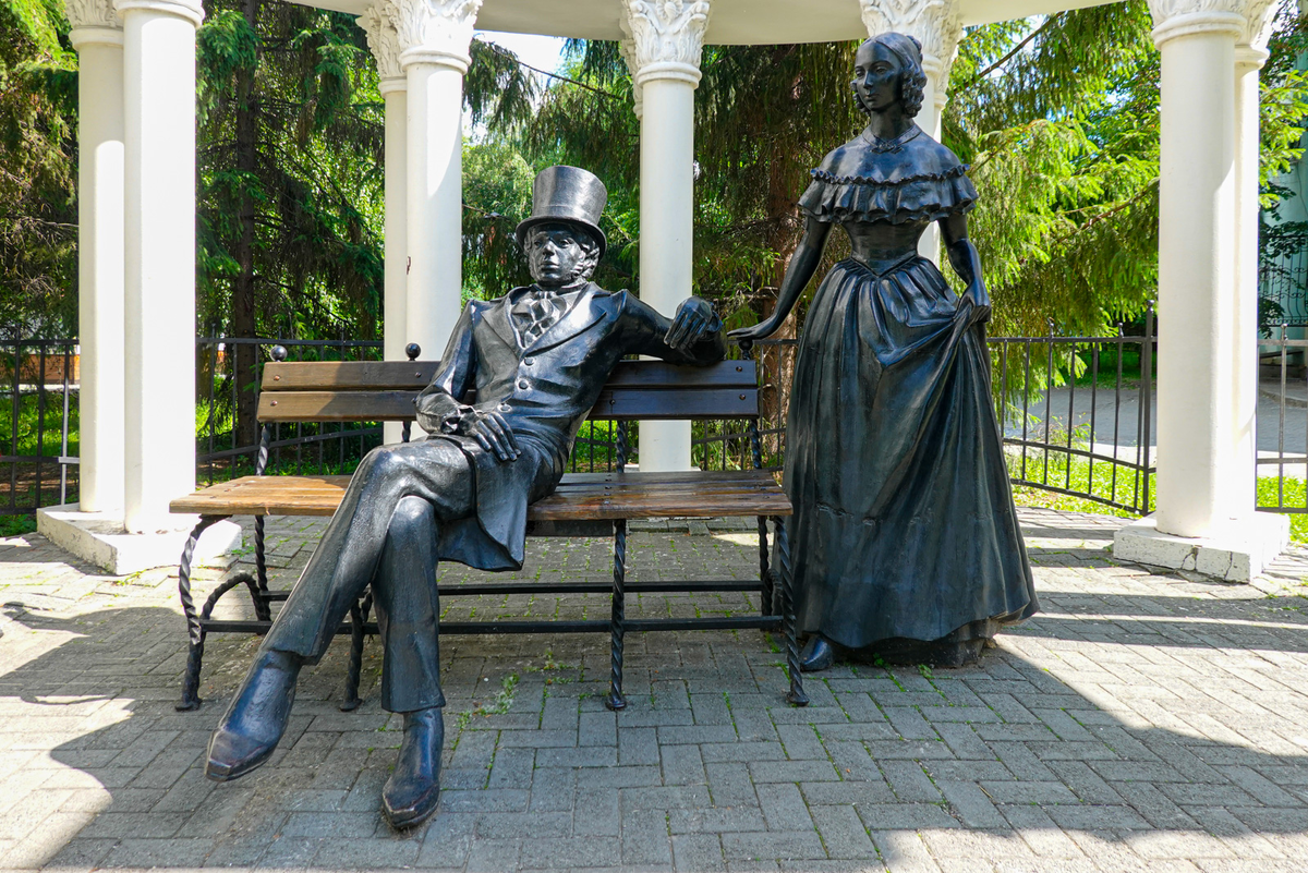 Челябинск. Пушкин и Татьяна Ларина. Фото июнь 2022 года