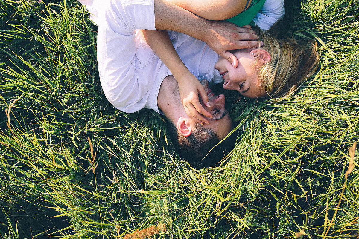 Жену с закрытыми глазами с другом. Влюбленные лежат на траве. Двое лежат на траве. Пара влюбленных на траве. Пара лежит на траве.