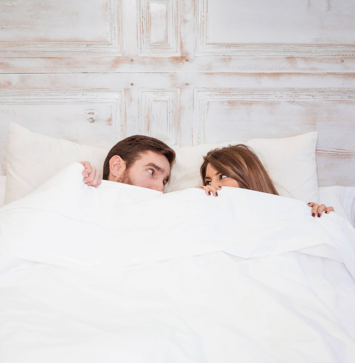 https://ru.freepik.com/free-photo/couple-hiding-under-blanket-on-bed_3565144.htm#query=%D0%BF%D0%BE%D1%81%D1%82%D0%B5%D0%BB%D1%8C%D0%BD%D0%B0%D1%8F%20%D1%81%D1%86%D0%B5%D0%BD%D0%B0%20%D0%BC%D1%83%D0%B6%D1%87%D0%B8%D0%BD%D0%B0%20%D0%B8%20%D0%B6%D0%B5%D0%BD%D1%89%D0%B8%D0%BD%D0%B0&position=17&from_view=search&track=ais&uuid=43c07272-40ec-4136-a411-8907d7b8490a