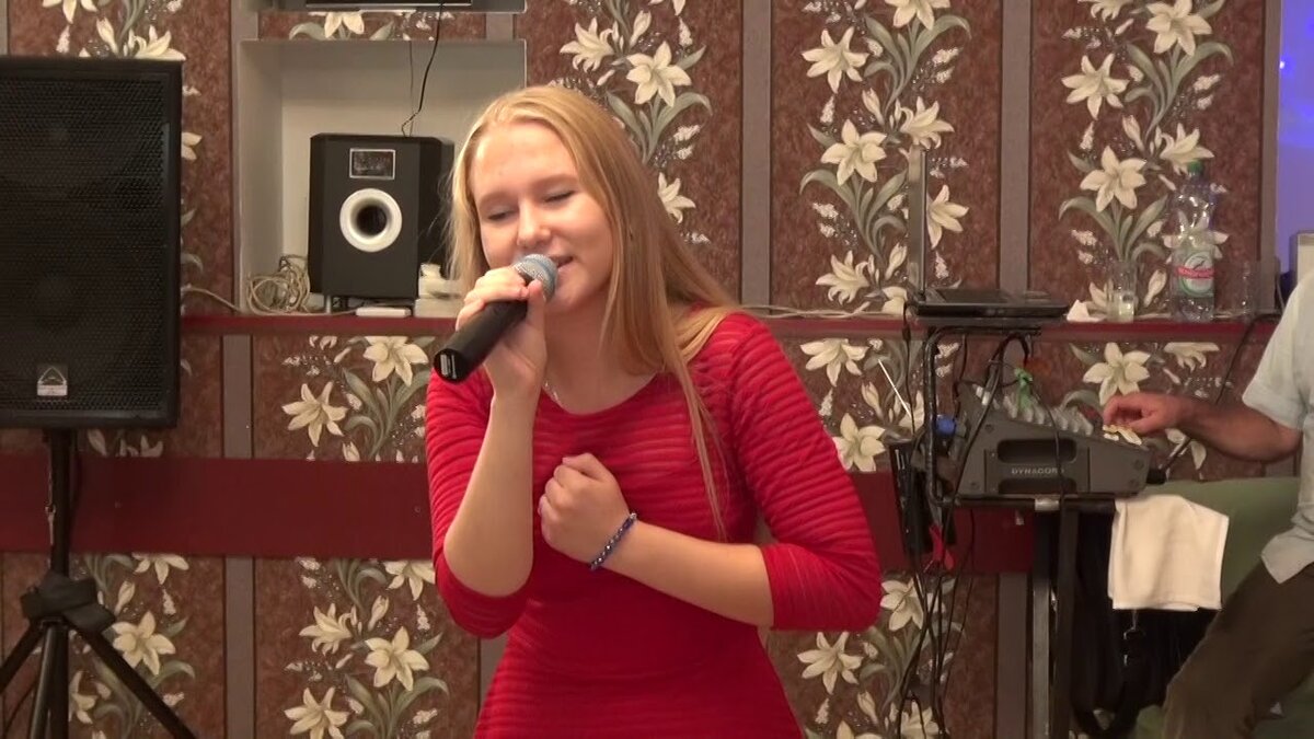 Кадр из видео с песней-переделкой «С днем рождения, бабушка» («Серебряный колокольчик») на день рождения бабушке