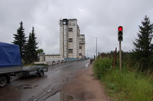 светофор у первого шлюза Волгобалта; пропускает потоки то в одну, то в другую сторону